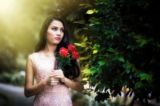 dívka s růžemi