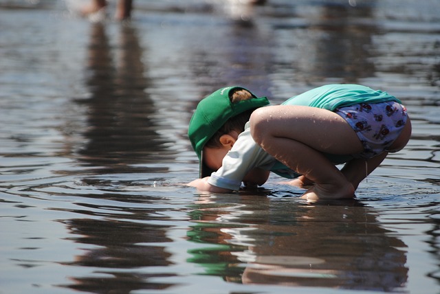 dítě si hraje ve vodě
