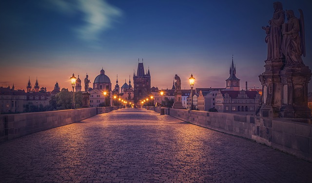 noční pohled na Karlův most v Praze